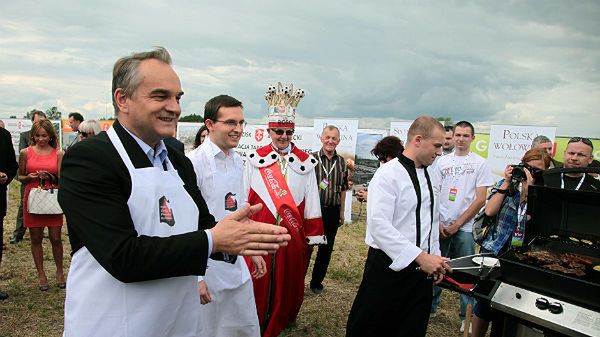 Wicepremier i minister gospodarki, prezes PSL, Waldemar Pawlak w czasie pikniku PSL "Grillujemy złą politykę"