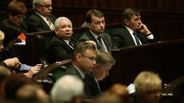 Prezes PiS Jarosław Kaczyński oraz posłowie PiS podczas posiedzenia sejmu