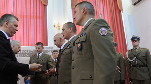 Minister obrony Tomasz Siemoniak wręcza odznaczenia