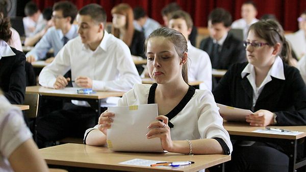 Maturzyści podczas egzaminu