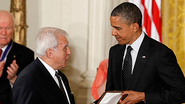 Adam Daniel Rotfeld i Barack Obama podczas uroczystości.