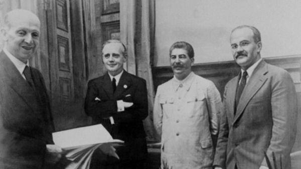 Friedrich Gaus, Joachim von Ribbentrop, Józef Stalin i Wiaczesław Mołotow