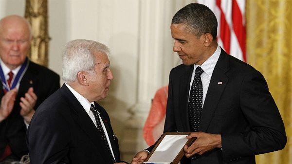 Adam Daniel Rotfeld podczas odbierania z rąk Baracka Obamy Medalu Wolności pośmiertnie nadanemu Janowi Karskiemu