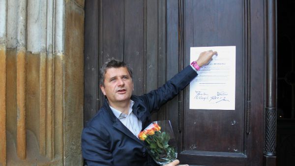 Janusz Palikot wiesza na drzwiach kościoła oo. Franciszkanów w Krakowie, dokument dotyczący jego apostazji