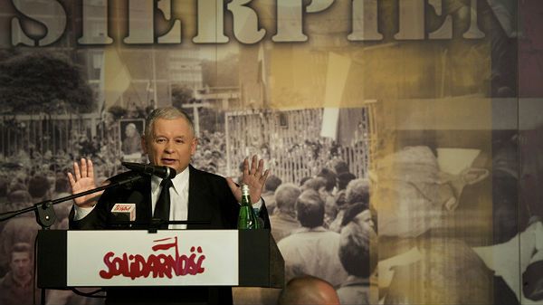 Jarosław Kaczyński podczas spotkania ze swoimi sympatykami w sali BHP Stoczni Gdańskiej