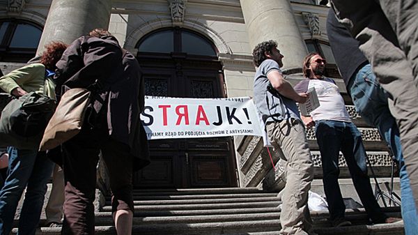 Artyści przed wejściem głównym do Galerii Zachęta w Warszawie.