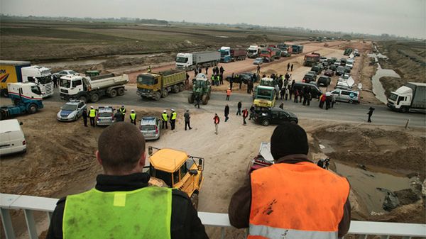 Blokada drogi krajowej nr 50 zorganizowana przez przedsiębiorców poszkodowanych przy budowie A2