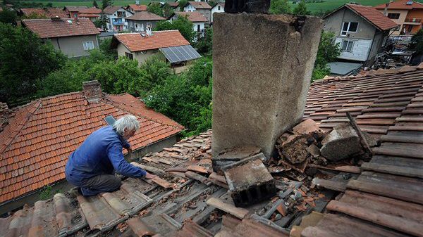 Zniszczenia po trzęsieniu ziemi w miejscowości Pernik