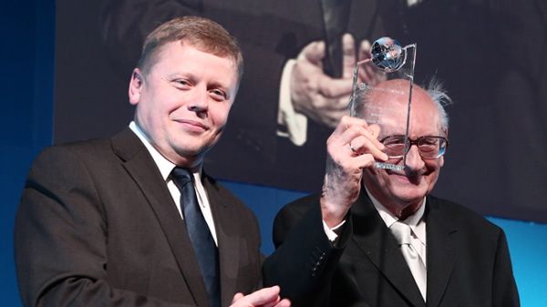 Władysław Bartoszewski odebrał nagrodę z rąk Macieja Wituckiego