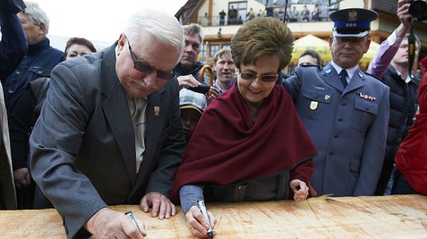 Były prezydent RP Lech Wałęsa z żoną Danutą