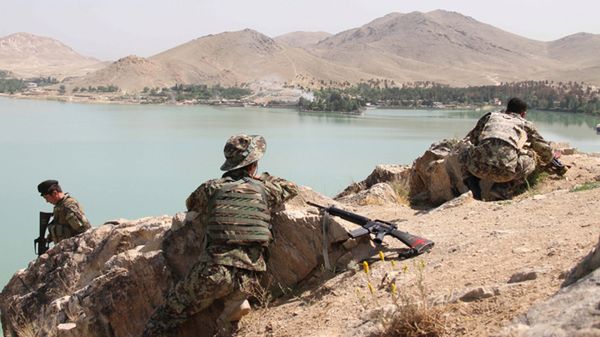 Afgańscy żołnierze zajmują pozycję (hotel w tle)