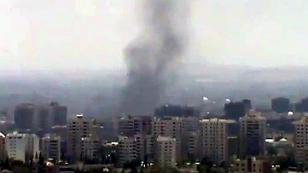 Dym unoszący się nad jedną z dzielnic Damaszku