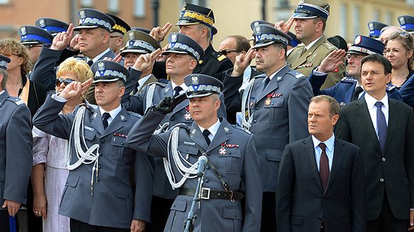 Komendant główny policji Marek Działoszyński, premier Donald Tusk oraz minister spraw wewnętrznych Jacek Cichocki