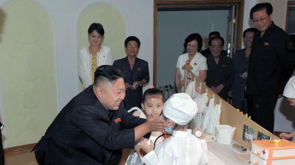 Kim Dzong Un podczas wizyty w przedszkolu