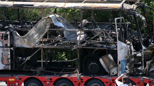 Autokar zniszczony podczas eksplozji; w zamachu zginęło siedem osób