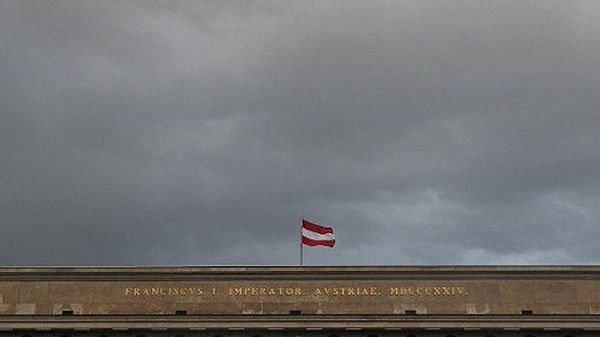 Austriacka flaga nad Bramą Zamkową pałacu Hofburg