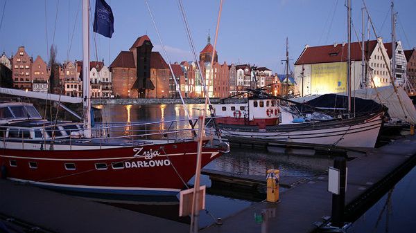 Przystań jachtowa na tle Długiego Pobrzeża w Gdańsku