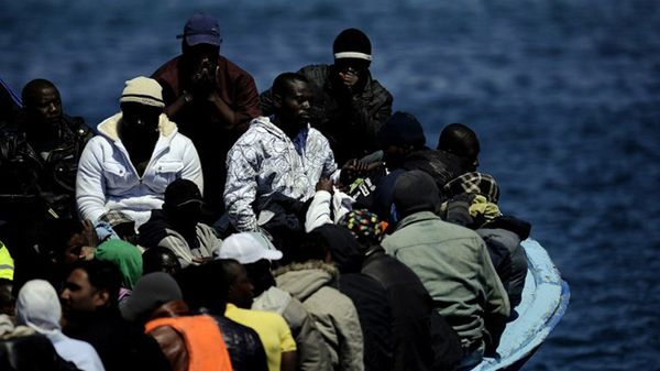 Libijscy imigranci dopływają do włoskiej Lampedusy (zdjęcia z 2011 roku)