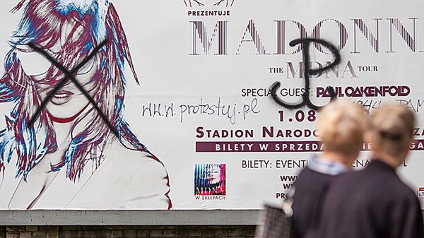 Zniszczony plakat promujący koncert Madonny w Polsce