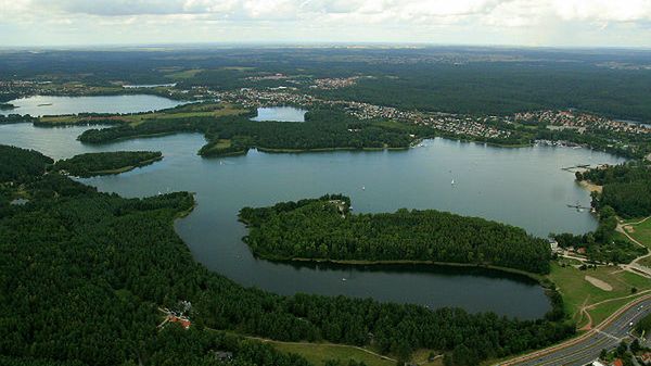 Panorama Olsztyna z lotu ptaka. Na zdjęciu Jezioro Krzywe