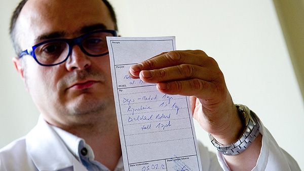 Specjalista ortopeda Dariusz Tąpała wypisuje 3 lipca w prywatnym gabinecie receptę według wzoru Naczelnej Rady Lekarskiej