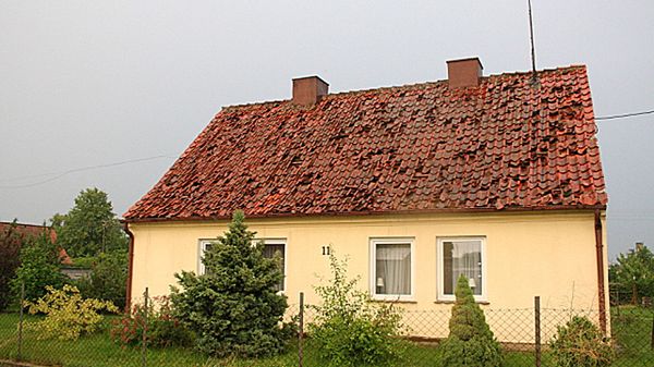 Zniszczony dach w jednym z domów w Bisztynku