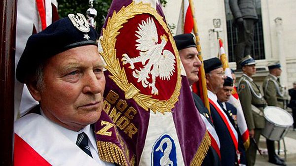 Polacy są mistrzami w lukrowaniu historii. Nz. kombatanci przed pomnikiem gen. Sikorskiego w Londynie