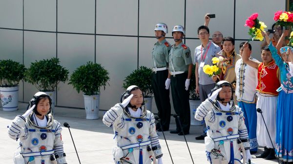 Załoga statku Shenzhou 9