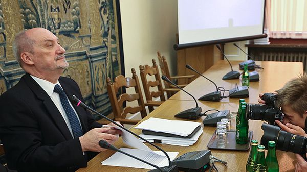 Antoni Macierewicz podczas posiedzenia zespołu