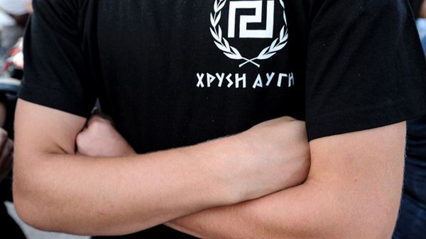 Symaptyk Złotej Jutrzenki w koszulce z logo partii