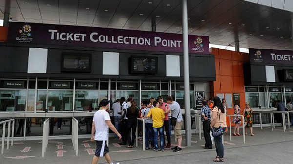 Kolejka chętnych do zakupu biletów na Euro 2012