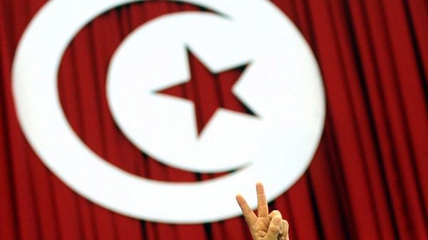 Symbol zwycięstwa pokazany na pierwszym spotkaniu największej partii opozycyjnej Tunezji