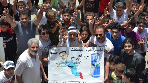 Protest przeciw prezydentowi Asadowi - demonstranci chcą, by opuścił on kraj i wyjechał do Rosji