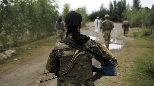 Żołnierz afgański na patrolu z Amerykanami