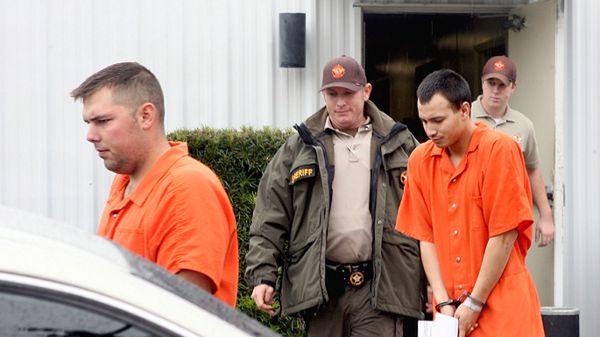 Anthony Peden i Isaac Aguigui prowadzeni przez policjantów