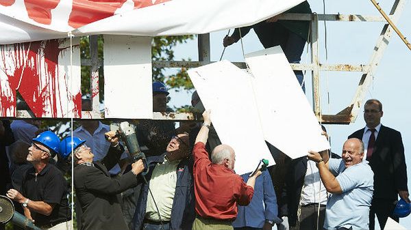 Członkowie Komisji Krajowej NSZZ "Solidarność" ze stoczniowcami odcinają nazwę "Lenina" znad historycznej bramy nr. 2 Stoczni Gdańskiej