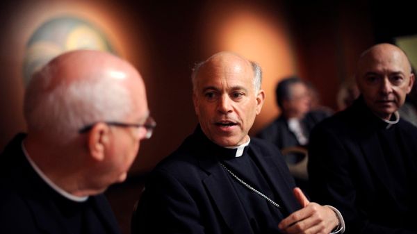 Arcybiskup Salvatore Cordileone (na zdjęciu w środku)