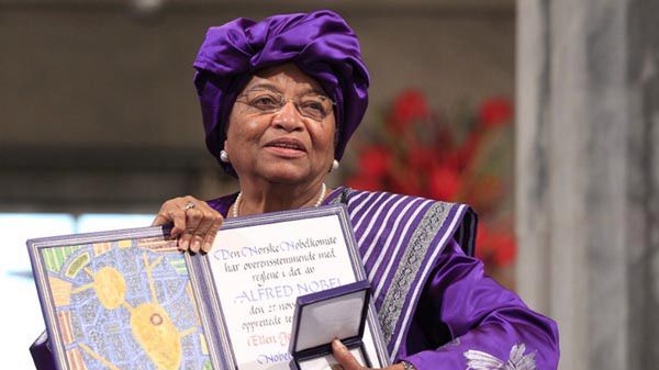 Ellen Johnson-Sirleaf z dyplomem i medalem wręczonym przez Komitet Noblowski