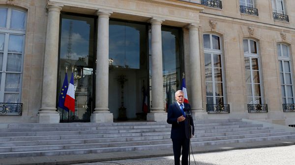 Premier Jean-Marc Ayrault przed Pałacem Elizejkim