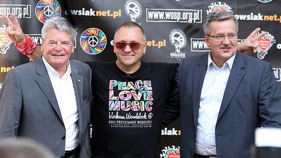 Jerzy Owsiak (w środku) oraz prezydent Niemiec Joachim Gauck i prezydent Polski Bronisław Komorowski