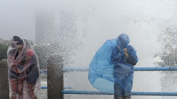 Mieszkańcy Chin podczas uderzenia tajfunu Damrey, 3 sierpnia 2012 r.
