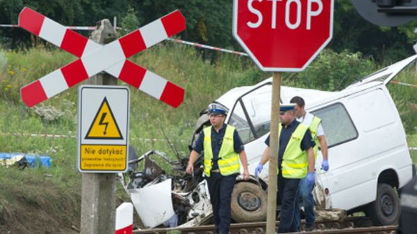 Zderzenie busa z pociągiem na niestrzeżonym przejeździe kolejowym w Bratoszewicach (Łódzkie)