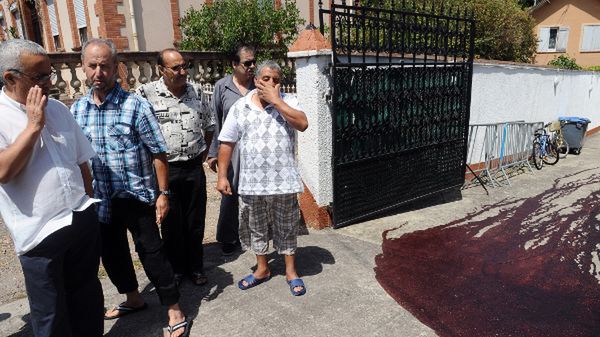 Przed meczetem powieszono świńskie łby w kałużach krwi