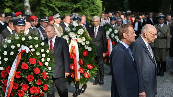Premier Donald Tusk i Władysław Bartoszewski na warszawskim Cmentarzu Wojskowym na Powązkach, w 68. rocznicę wybuchu Powstania Warszawskiego