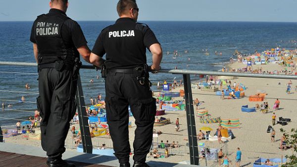 Na plaży w Rewalu. Bezpieczeństwa wczasowiczów pilnują policjanci