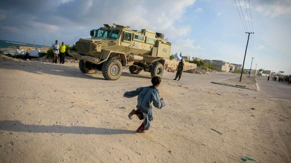 Wóz opancerzony sił Unii Afrykańskiej, która pomaga somalijskiej armii w walce z Al-Szabaab