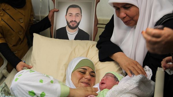 Dala, małżonka Amera al-Zeina, i ich nowo narodzony syn