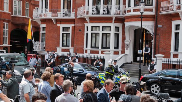 Tłumy przed ambasadą Ekwadoru w Londynie