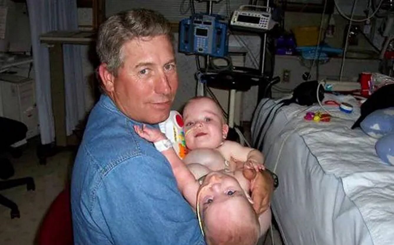 Jeff Garrison z dziewczynkami