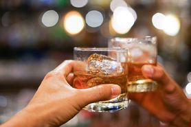 Alkohol nie taki szkodliwy, jak sądziliśmy? Badanie: 1-2 drinki tygodniowo mogą zmniejszyć ryzyko zgonu z powodu chorób serca
